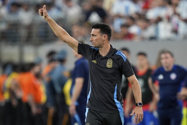 Argentinien-Trainer Scaloni wegen wiederholter Verspätung vom Copa America Spiel gegen Peru suspendiert