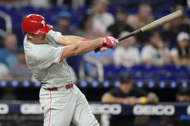 Phillies’ J.T. Realmuto verlässt im 4. Inning, 2 Innings nachdem er einen Schlag links am Knie abgegeben hat